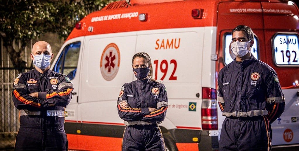 Equipe posa para fotografia na frente da viatura do Samu, que completa 16 anos de serviços pré-hospitalares no DF/Breno Esaki/Agência Saúde