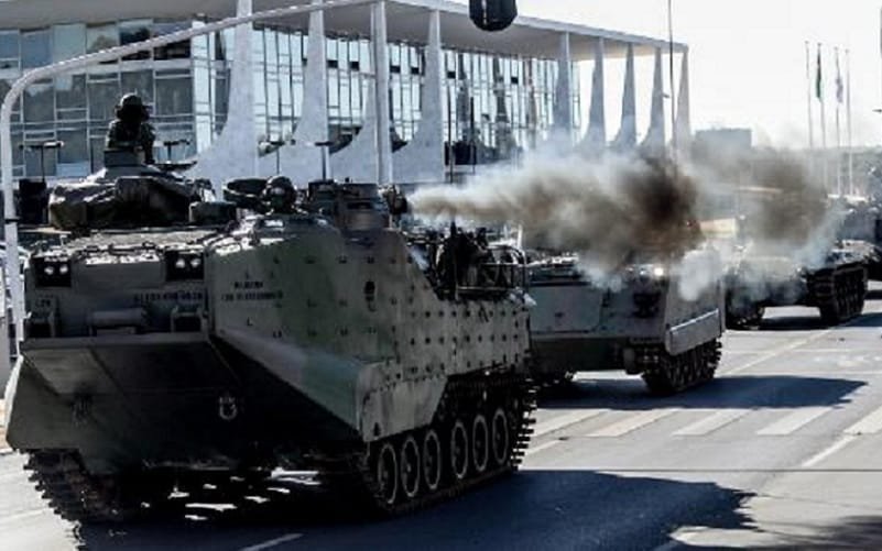 Senadores repudiam desfile com tanques militares na Esplanada dos Ministérios