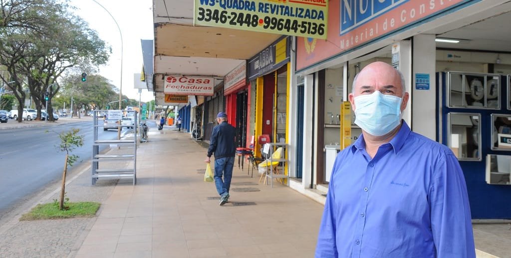 Henrique Alencar é comerciante com negócios na W3 Sul, que passa por reformas/Paulo H. Carvalho/Agência Brasília