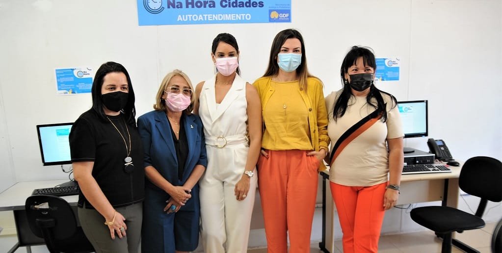 Marcela Passamani, Mayara Noronha Rocha e o pessoal que coordena o “Na Hora” aberto na Cidade Estrutural/Lúcio Bernardo Jr/Agência Brasília