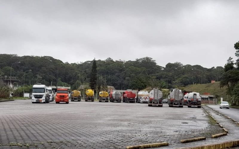 Bolsonaro pede que caminhoneiros parem com os bloqueios