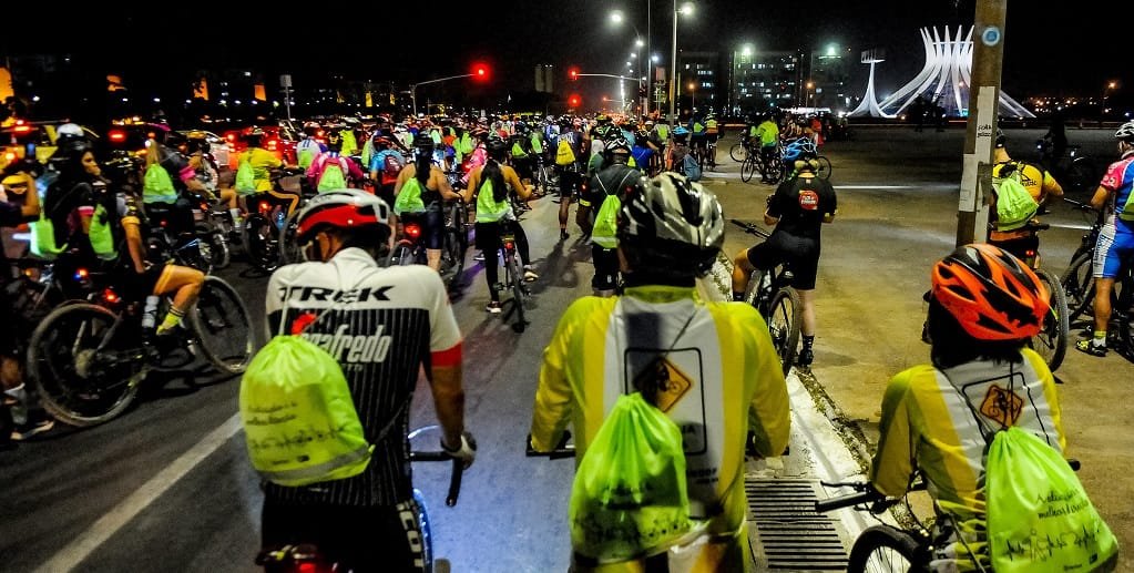 Entidades e ciclistas fazem um passeio pela Esplanada dos Ministérios para chamar a atenção para um trânsito mais seguro/Paulo H. Carvalho/Agência Brasília