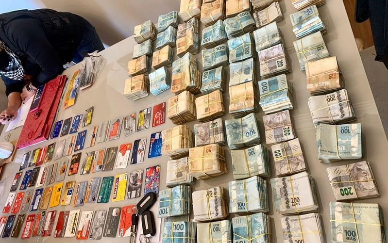 Operação policial apreende 93 carros de luxo e R$ 580 mil