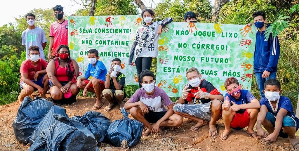 Moradores fazem mutirão para ajudar a limpar córrego de São Sebastião, quando foram recolhidas 12 toneladas de lixo/Lúcio Bernardo/Agência Brasília