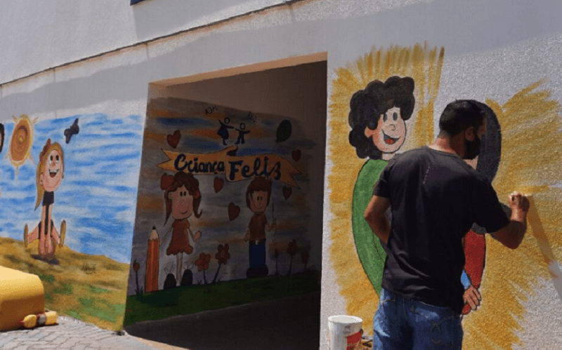 Grafiteiro deixa prédios públicos mais coloridos no Recanto das Emas