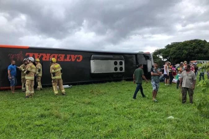Ônibus tomba em Sobradinho e cinco pessoas acabam feridas
