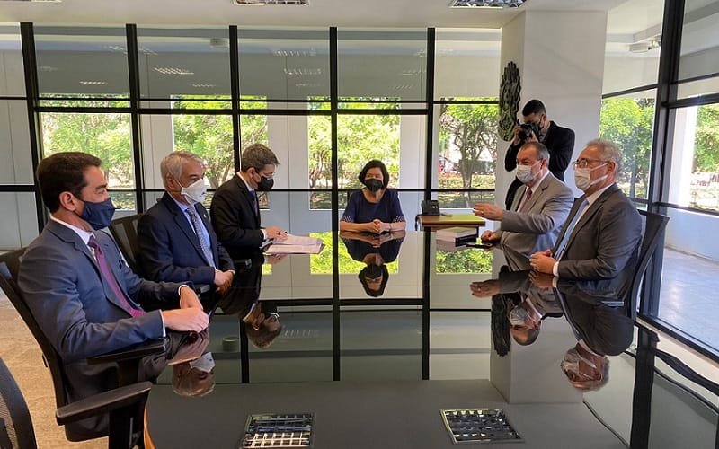 Cópia de relatório da CPI da Covid é entregue no Tribunal de Contas