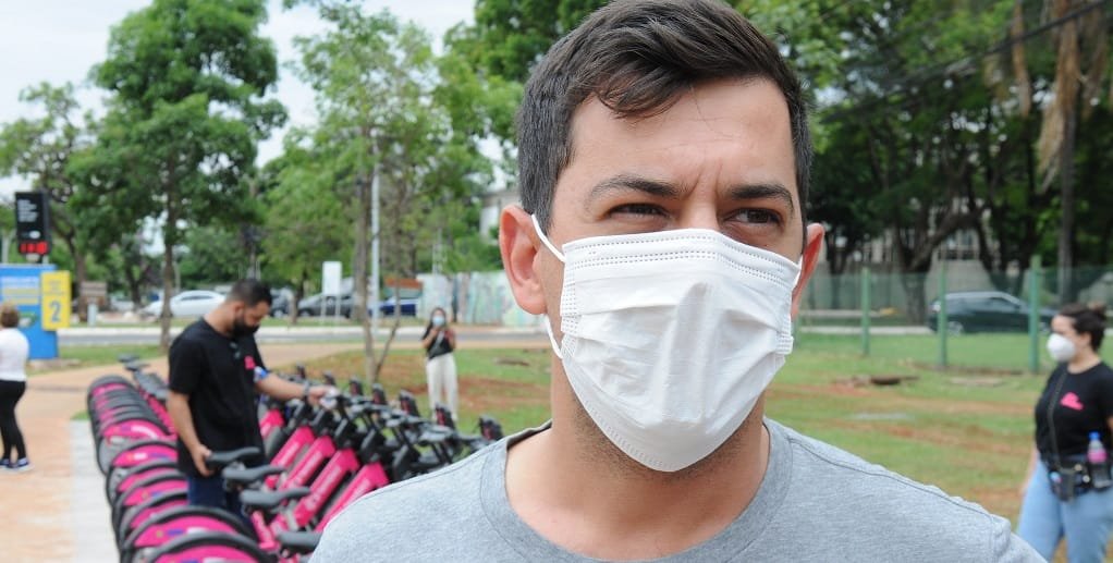 Thales de Castro é vendedor e foi conferir as primeiras 131 bicicletas compartilhadas no Plano Piloto/Paulo H. Carvalho/Agência Brasília