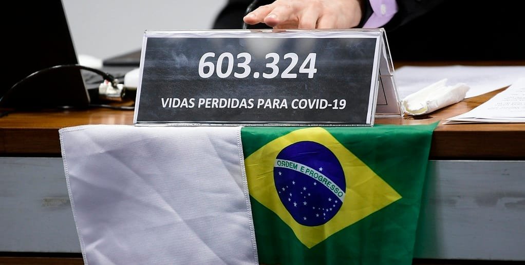 A placa  na CPI com a tragédia da pandemia no Brasil que completa um ano e sete/Pedro França/Agência Senado