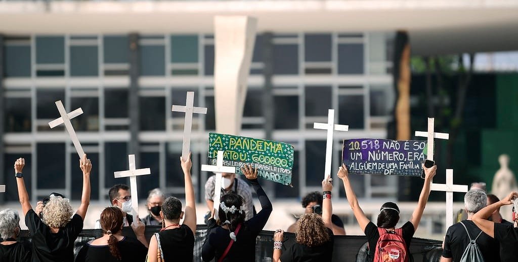 Manifestação cruzes Covid Palácio do Planalto Misto Brasília