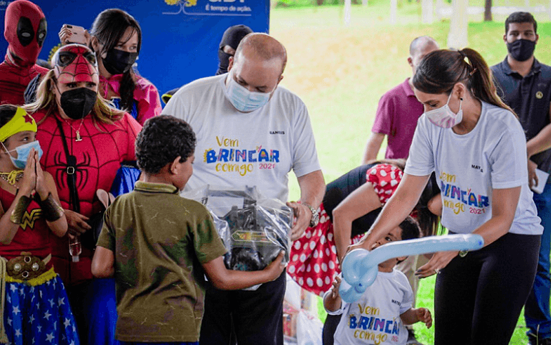 Ibaneis aproveita o Dia das Crianças para elogiar a esposa