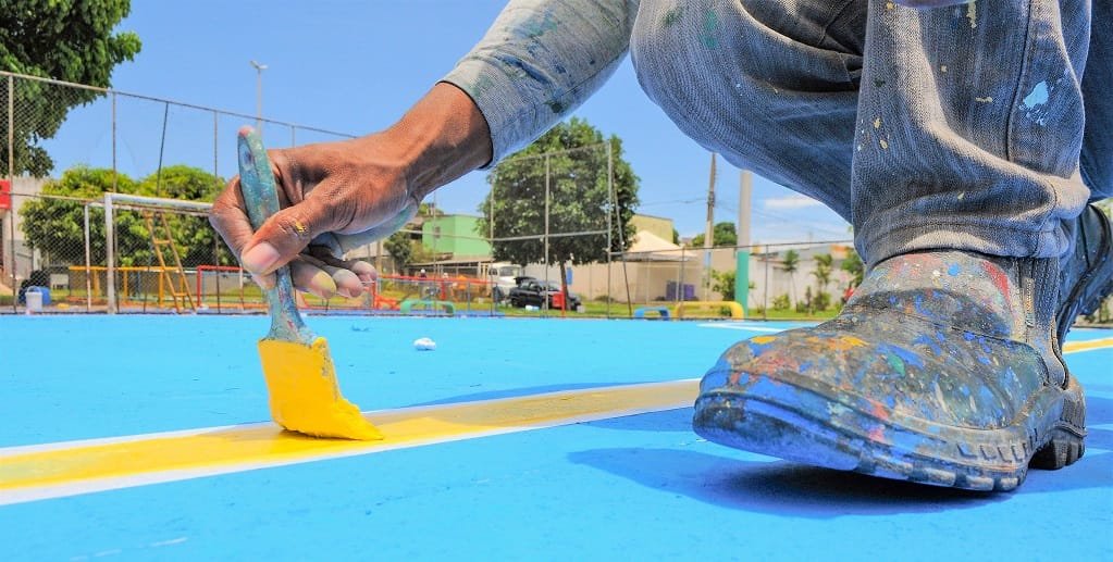 Pintor marca as faixas da quadra poliesportiva na QNL 12/QNJ 45, em Taguatinga/Paulo H. Carvalho/Agência Brasília