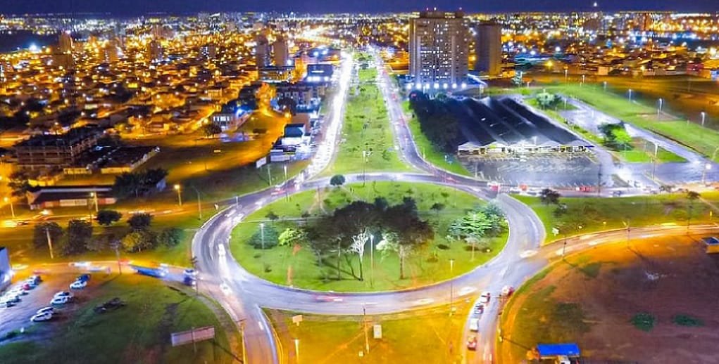 A iluminação em LED deixou mais bonita as avenidas da cidade de Samambaia, que completou 32 anos/Divulgação