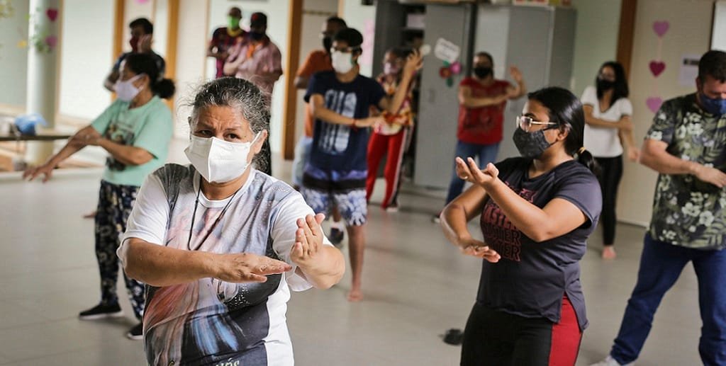 Pacientes praticam tai chi chuan no Capas de Sampambaia que ampliou os espaços terapêuticos/Breno Esaki/Agência Saúde-DF