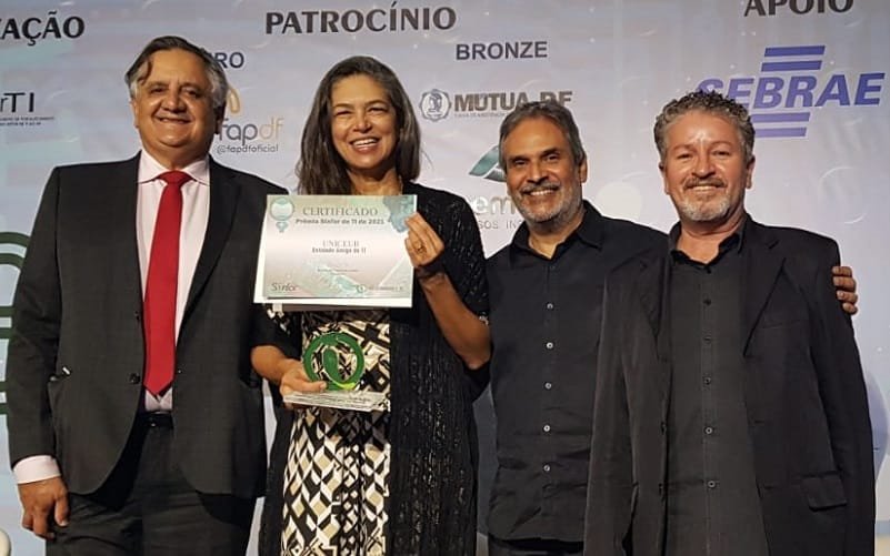Sindicado homenageia universidade por apoiar a tecnologia