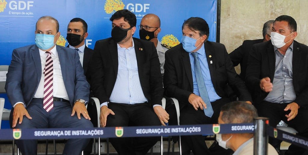 Governador Ibaneis Rocha e os deputados distritais Delmasso, Agaciel Maia e Hemeto no lançamento da Etapa 2 do Pró-Economia/Paulo H. Carvalho/Agência Brasília