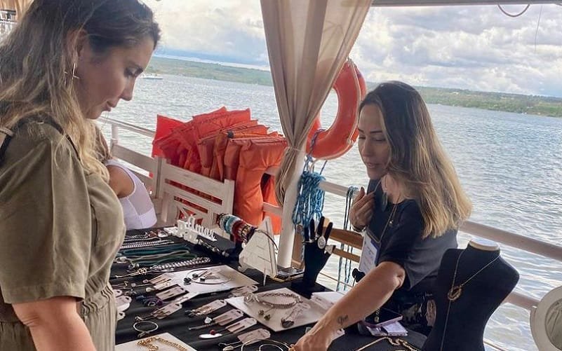 Exposição volta a ser realizada em barco no Lago Paranoá