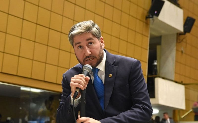 Partido expulsa deputado que pegou em seio de colega