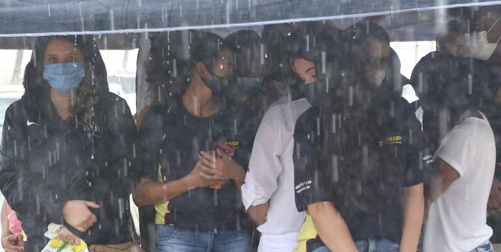Estudantes se protegem da chuva antes do início das provas do Enem na Universidade Unip, no Distrito Federal/Fábio Rodrigues Pozzebom/Agência Brasil