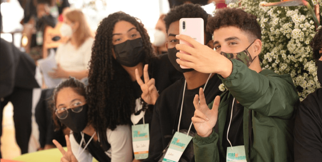 Jovens fazem selfie durante a Feira de Oportunidades, em Ceilândia, que estimula o empreendedorismo/Divulgação