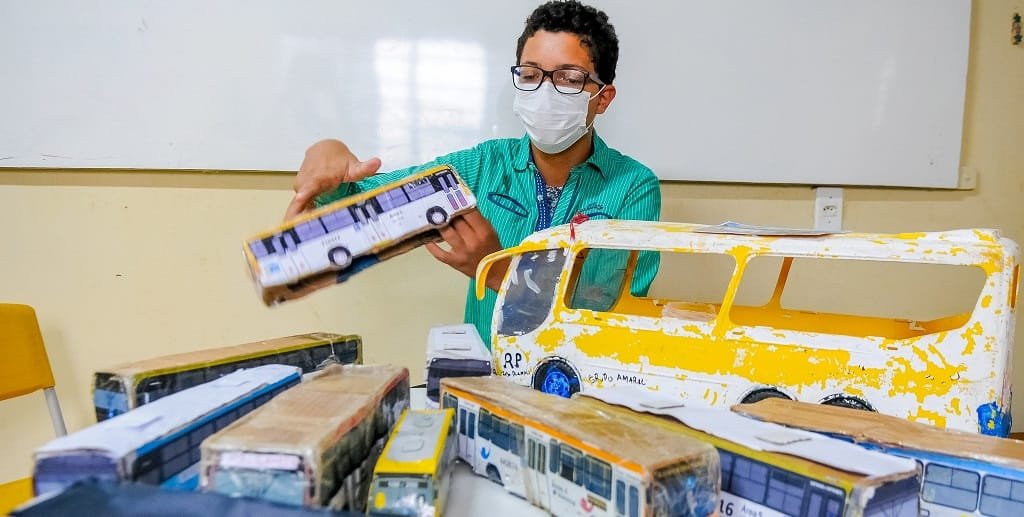 Pedro Henrique Alves de Oliveira estuda na Escola Classe 35, de Ceilândia, e tem como paixão os ônibus/Paulo H. Carvalho/Agência Brasília