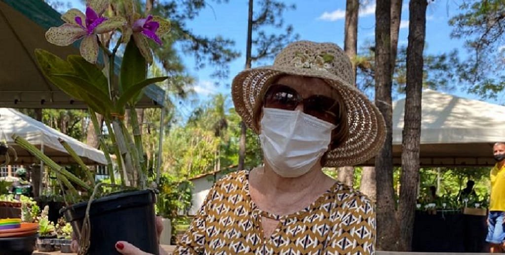 Maria Edmir Costa Gomes tem 86 anos, mas não perdeu a Feira de Orquídeas do Jardim Botânico de Brasília/Divulgação
