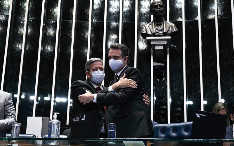 Arthur Lira e Rodrigo Pacheco abraço Congresso Misto Brasília