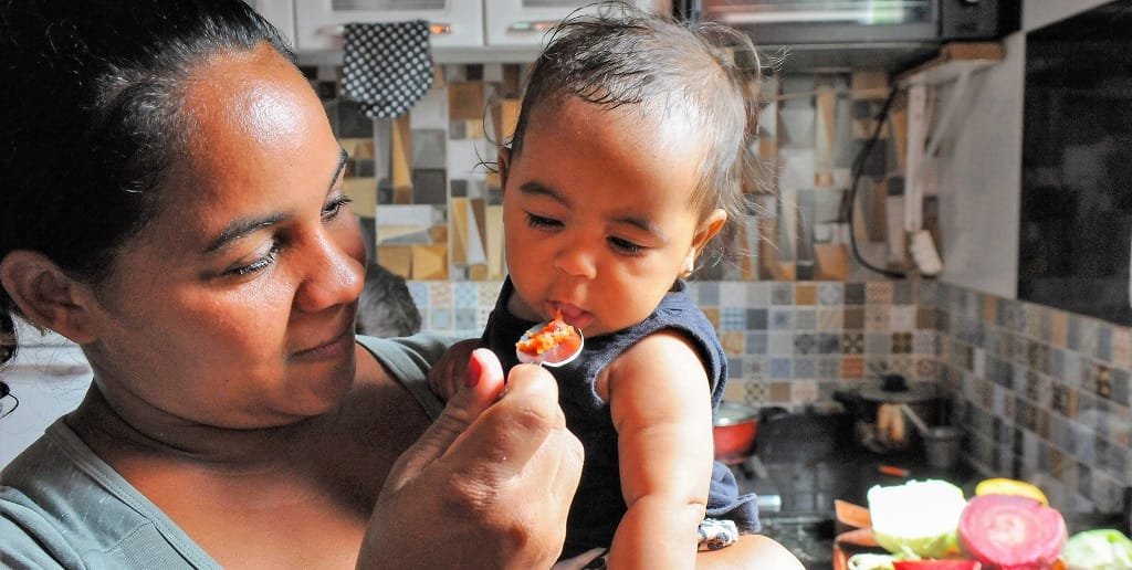 Geisiane Alves recebeu a cesta verde que vai reforçar a dispensa para a ceia natalina/Paulo H. Carvalho/Agência Brasília
