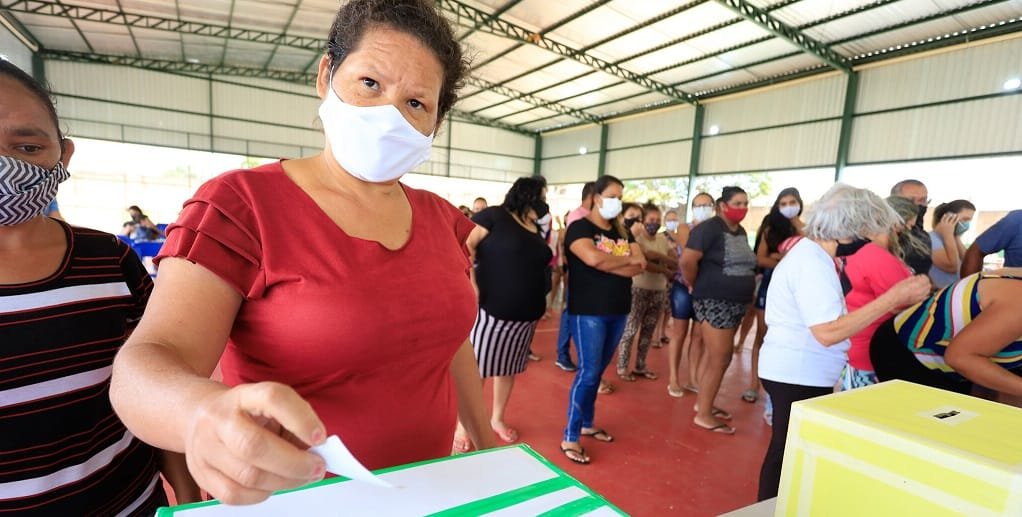 Mãe de aluno vota na eleição que aprovou a gestão compartilhada no Centro de Ensino 507  de Samambaia/Álvaro Henrique/SEE