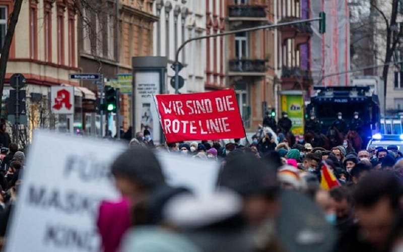 Antivacinas provocam distúrbios em cidades da Alemanha