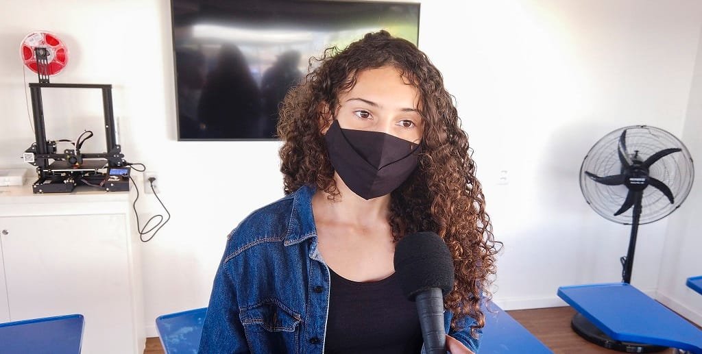 Glenda Lopes mora em Ceilândia e foi ver de perto o Caminhão da Tecnologia na praça do metrô/Renato Alves/Agência Brasília