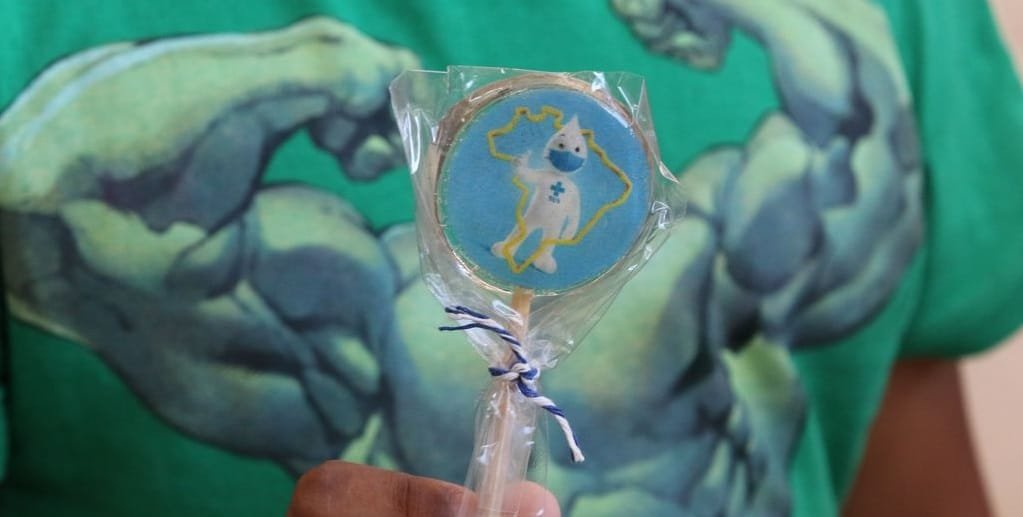 Toda ajuda é bem-vinda, seja com o Hulk ou com o Zé Gotinha na luta contra o novo coronavírus/Fábio Rodrigues Pozzebom/Agência Brasil