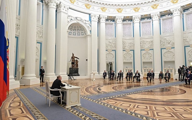 Europa aprova sanções e Rússia amplia forças militares