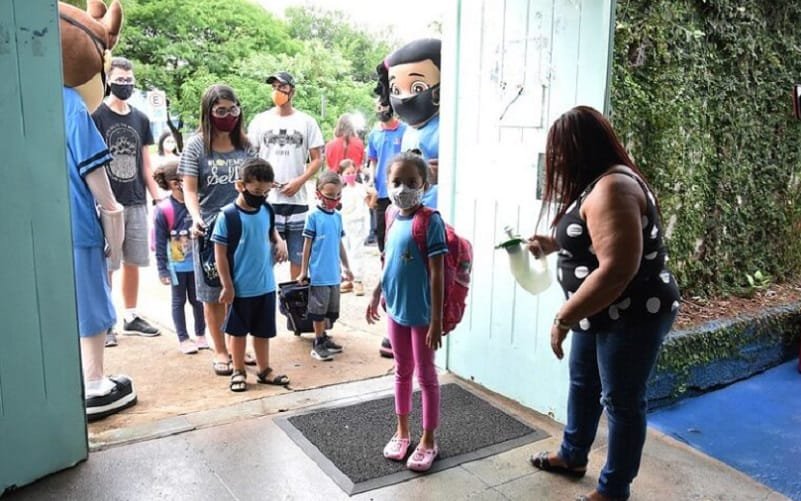 Milhares de crianças iniciam o ano letivo na rede pública