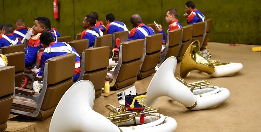 Banda do Exército descansa enquanto os políticos discursam na abertura dos trabalhos legislativos de 2022/Geraldo Magela/Agência Senado