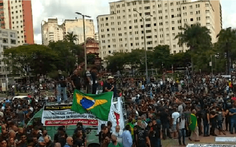 Policiais de Minas decidem fazer greve por reajuste salarial