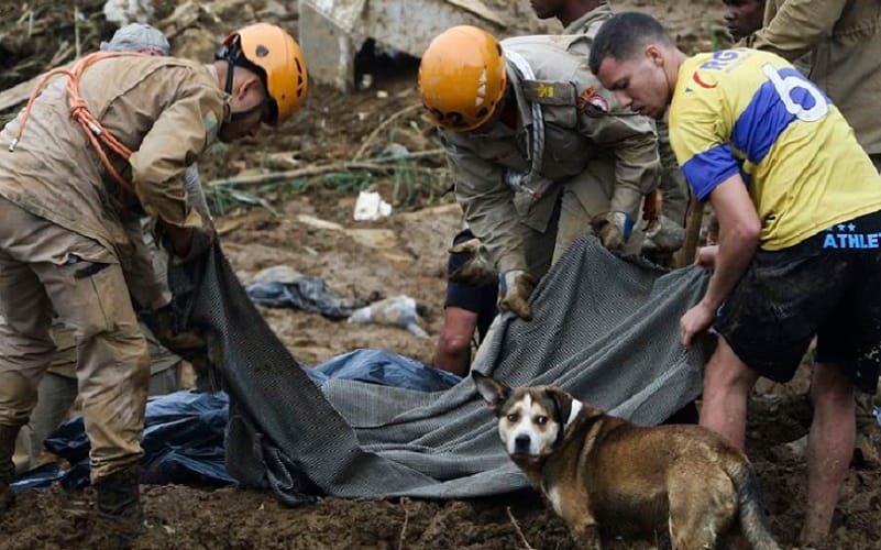 Mutirão para sepultar vítimas da tragédia de Petrópolis
