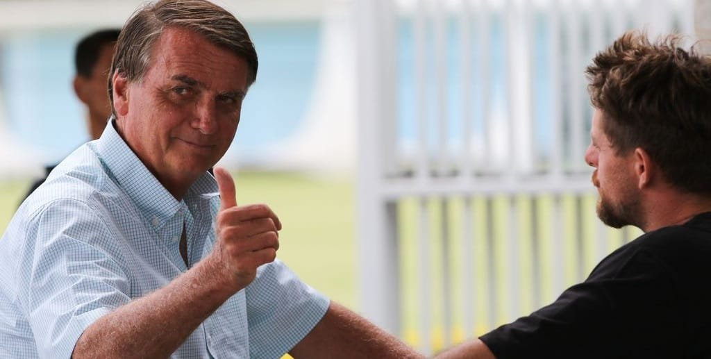 Jair Bolsonaro faz o sinal de positivo em conversa com apoiador no “cercadinho” do Palácio da Alvorada/Fábio Rodrigues Pozzebom/Agência Brasil
