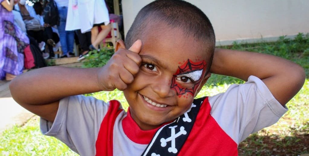 Criança pintada sorriso Misto Brasília