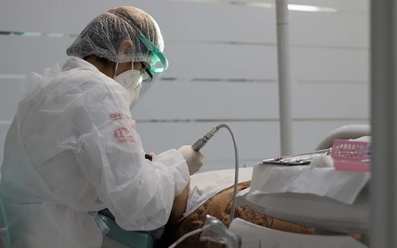 Justiça suspende norma que liberava harmonização a dentistas