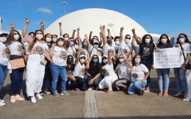 Enfermeiros e assistentes sociais fazem manifestação em Brasília