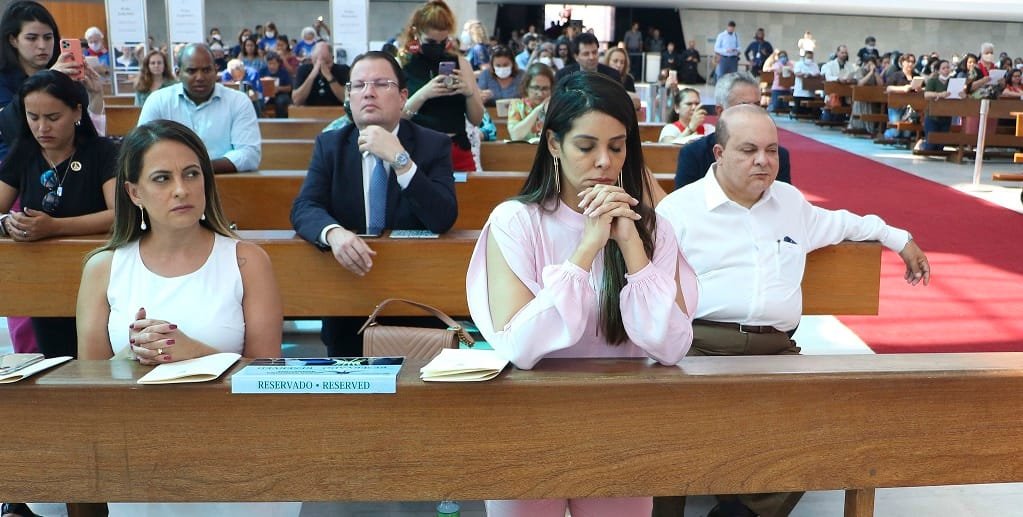Mayara Noronha, a primeira dama e secretária de Desenvolvimento Social, ao lado de Ibaneis Rocha na Catedral Metropolitana/Renato Alves/Agência Brasília
