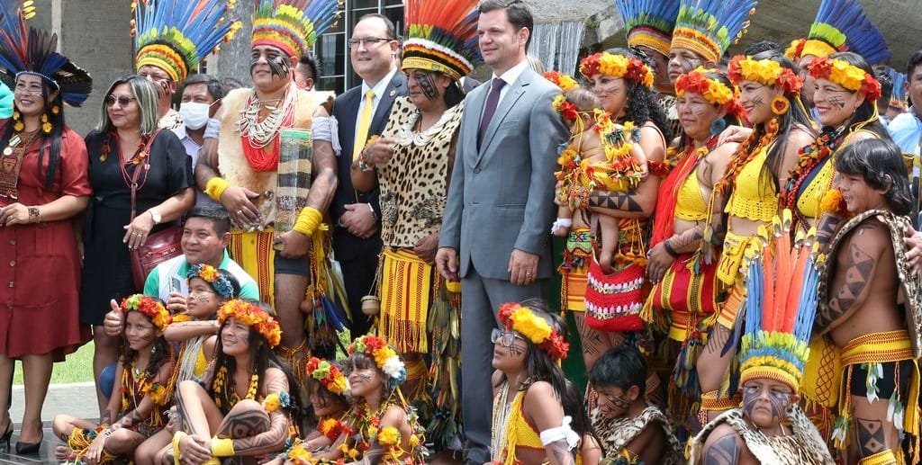 Anderson Torres, ministro da Justiça, e o presidente da Funai, Marcelo Xavier, posam com indígenas na frente do Palácio da Justiça/José Cruz