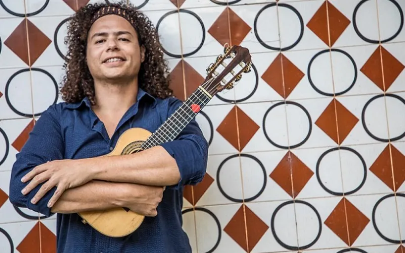 Cavaquinho é atração no happy hour nesta sexta-feira