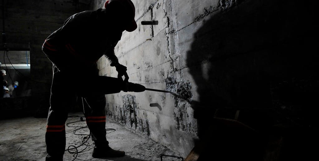 Trabalhador usa equipamento dentro da estrutura da ponte Costa e Silva que passa por manutenção/Paulo H. Carvalho/Agência Brasília