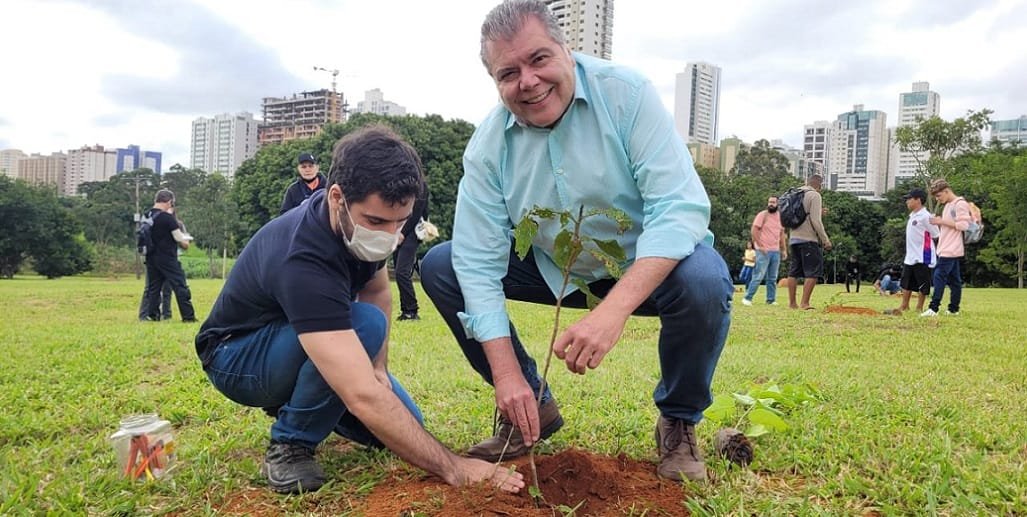 Sarney Filho, secretário de Meio Ambiente, planta uma árvore com o pessoal do Instituto Voluntários do Parque de Águas Claras/Divulgação