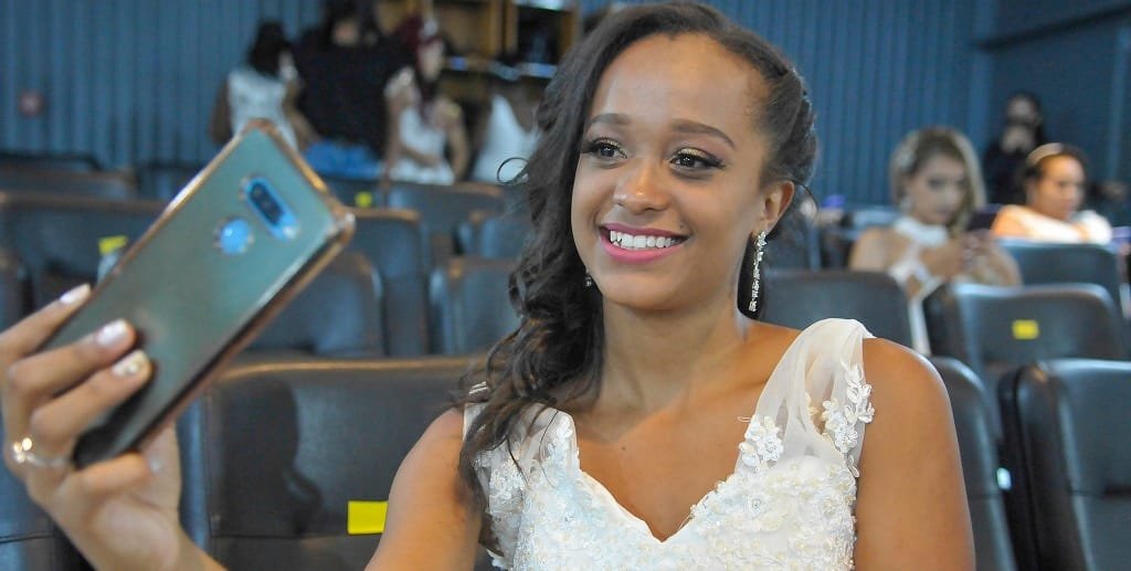 Noiva faz a última selfie antes do casamento comunitário que reuniu no domingo 30 casais/Geovana Albuquerque/Agência Brasília