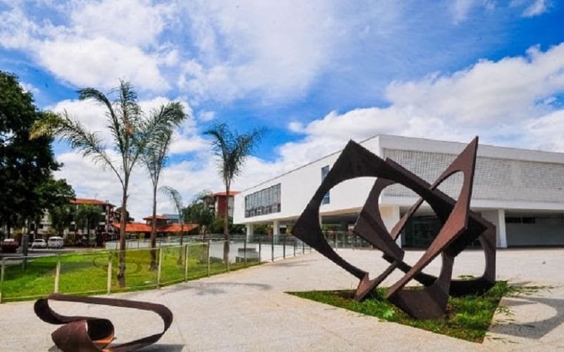 Exposição mostra fotos de diplomatas sobre Brasília