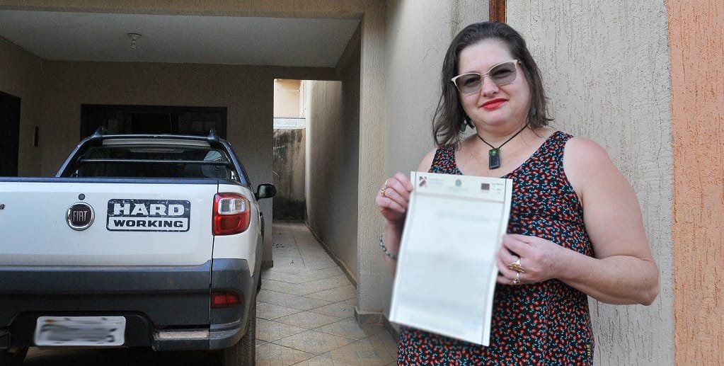 Nadia Mazutti exige a documentação do imóvel, na QS 18 do Riacho Fundo II, após 20 anos de espera/Joel Rodrigues/Agência Brasília