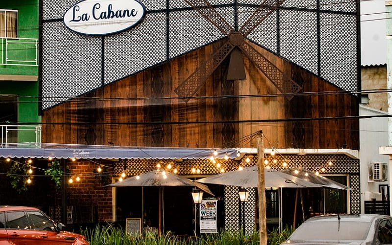 Aberto restaurante com a tradicional cozinha francesa